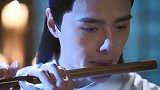 《明月照我心》王爷用笛子吹曲，明月看得好出神，太幸福了
