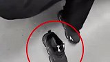 男子地铁脱鞋引发乘客不满，乘客趁车厢门关闭之际将鞋踢出