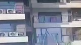 高空传送落地窗玻璃意外掉下，连带着屋内工人从八楼坠落