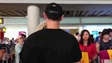 钟丽缇带老公和大女儿准女婿合影，准女婿身材颜值远超张伦硕