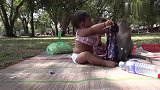 带孩子去公园玩，结果一只小猴子跑过来凑热闹，这是要跟着回家吗