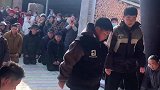 家中老人去世，两个孩子领着众人给逝者磕二十四拜