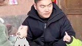 宝宝不好好吃饭，宝妈让一旁的爸爸做示范！