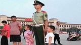 帅气的兵哥哥值班引来了小朋友模仿学习，小女孩做的好标准啊！