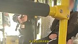 男子坐公交不给钱，司机劝阻遭怼：兜里没钱我交啥，这不要我命吗