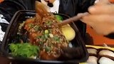 小哥哥开吃鳗鱼饭，那吃相看起来太香了，好吃的他停不下来！