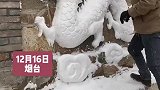 爸爸为女儿制作了一条栩栩如生的雪龙
