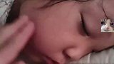 女子回老家将睡着的女儿强制开机