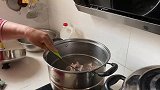 公公上班不回家吃饭，儿媳冒雨去给公公送饭，这样的好儿媳真难得