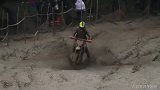 冲到泥地里玩个痛快！越野摩托大赛 让人看到酣畅淋漓