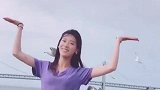 大长腿小姐姐厉害了，敢在这跳舞，也不怕带粪回家