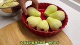 把整个梨子放在甜品上才是高级的做法