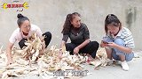 爆笑喜剧：农村二叔收破烂，没想却被母女仨给套路，结局太搞笑了