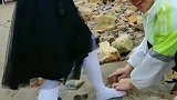 为了孩子开心妈妈不惜砸坏袜子！
