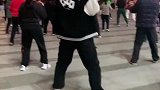 00后已经开始跳起了广场舞