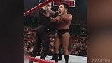 WWE恶搞西蒙尼抱摔渣叔 超猛反击把擂台打出个窟窿
