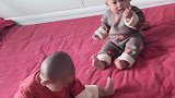 龙凤胎宝宝一起在床上，没想到妹妹看到妈妈拍视频，立马跑向妈妈