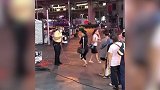 从头喷到脚！曼谷公交车站志愿者大叔给乘客全方位消毒