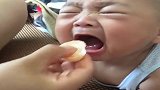 宝宝第一次吃橘子，酸成这样都还要吃，为娘真是拿你没办法