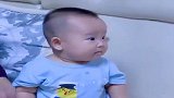 8个月宝宝第一次吃苹果，惊喜到怀疑人生，忍不住笑了
