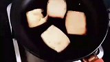 女子煎的馒头片，看傻老公