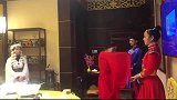 孩子，你再不好好学习连服务员都做不了，很多服务员都多才多艺！