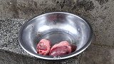 九九做凉拌猪心，色香味俱全，母亲说饱了却停不下嘴九九乐了