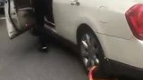 乱停车被人锁住车轮车主崩溃了