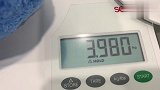 护士给刚出生的宝宝称体重，宝宝长得白白嫩嫩的，真可爱