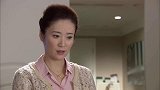 富二代打着复习的幌子玩游戏，不料突然有人敲门，他的反应亮了