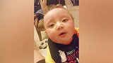 萌宝，你看着你爸爸拿着吸尘机！是不知道这是什么吗
