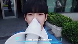 周震南果然是一个沙雕男孩，自黑起来没有底线