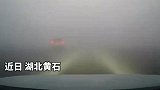 男子开车遇到大雾，好像在天宫开车