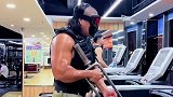 健身的大哥是个狠人，在跑步机上还不忘帅酷，一定是个吃鸡高手！