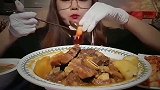 美女吃炖排骨，搭配泡菜吃不腻，简直就是下饭神器！