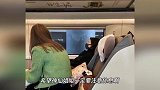 刘亦菲坐高铁被偶遇，闭眼休息略显疲惫，素颜模样好清纯