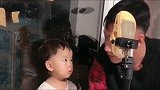 两岁萌宝和虎爹合唱演出，唱到一半宝宝一句话，把人乐翻了！