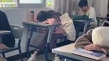 还以为是小姐姐抗冻，往桌子底下细看，还真是时尚的弄潮儿