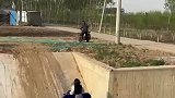 男子驾驶三轮车上坡时，突然怂住弃车而逃