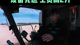 中国农民驾驶现代化联合收割机在田间劳作