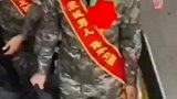 新兵入伍下意识走电梯，老兵立刻提醒，走楼梯！