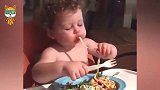 妈妈让1岁宝宝自己吃东西，下一秒宝宝的动作，爸妈都傻眼了