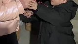 家有一小如有一宝，小男孩给奶奶红包