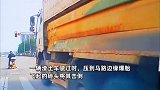 飞来横祸！渣土车压到马路牙子爆胎烟尘四起，砖头飞出击倒路人