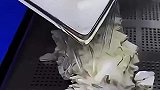 用热油给鱼皮去鳞，长见识了