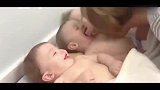 家里有多胞胎小宝宝真的好可爱呀，太好玩了！