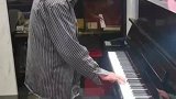 农民父亲酒后在儿子家，随手弹起钢琴