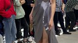 车模原来也有走秀的展示，超棒身材的美腿姑娘，气质太像御姐了