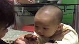 一看见吃的，儿子就变成这副德行，真是老脸丢尽了！