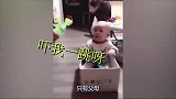 宝宝坐在地上，下一秒宝宝的动作，爸妈都笑翻了